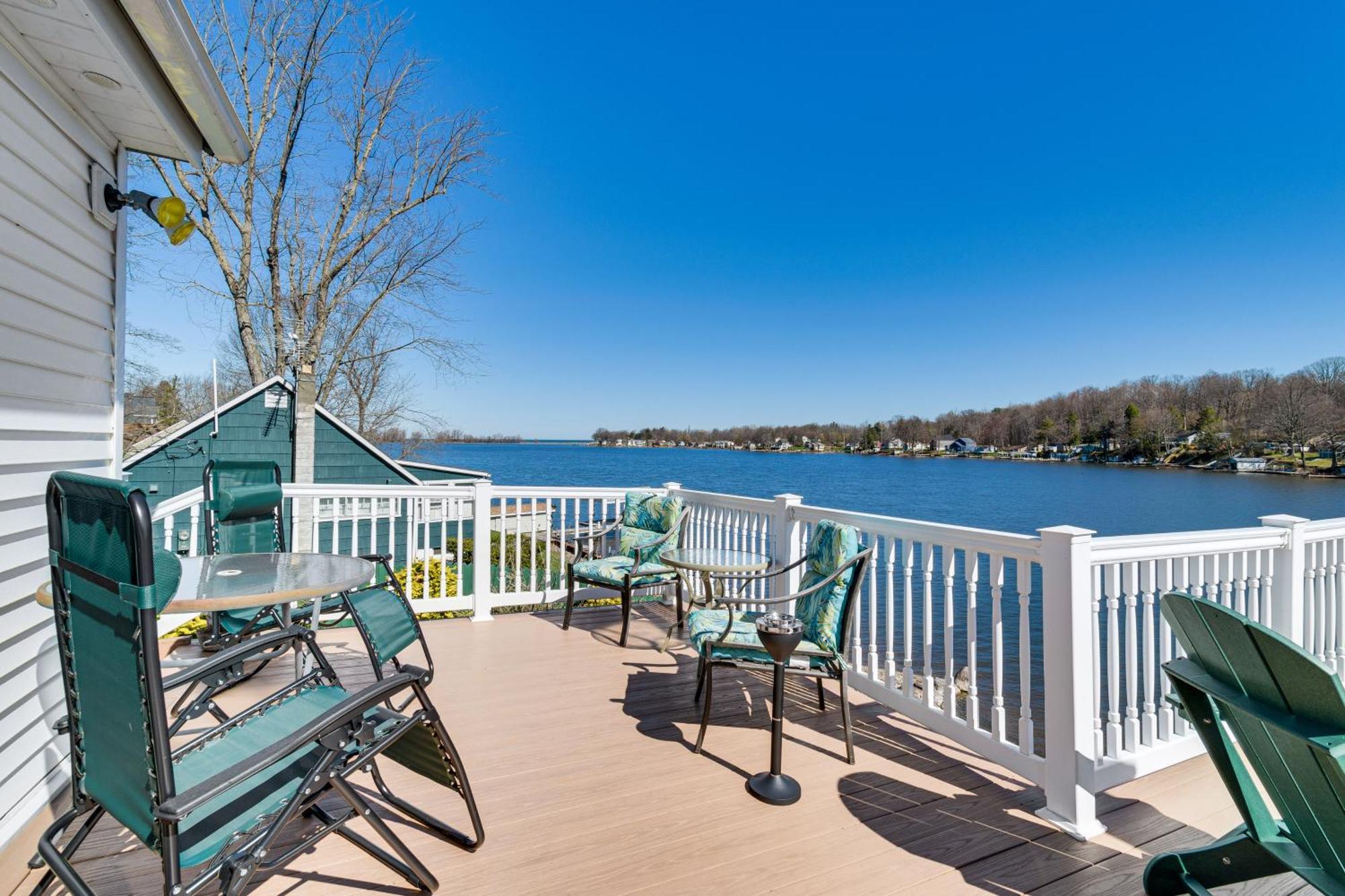 Waterfront Wolcott Vacation Rental With Deck And Views 외부 사진
