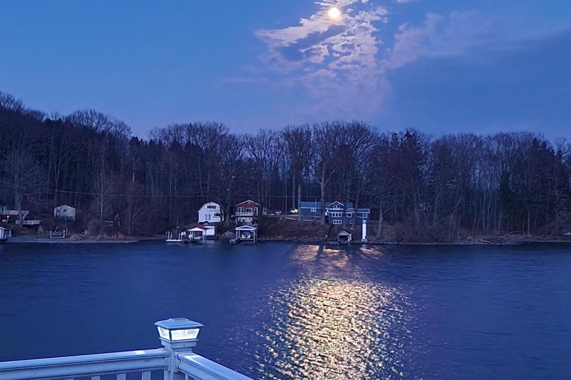Waterfront Wolcott Vacation Rental With Deck And Views 외부 사진